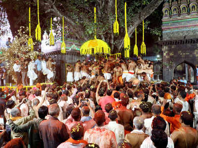 Tuljabhavani Mandir Simollanghan औरंगाबाद : तुळजापूर मंदिरात सीमोल्लंघनाचा सोहळा जल्लोषात