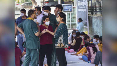 डॉक्टरों की हड़तालः डॉक्टर बेटे का गुजारा चलाने के लिए कैंसर मरीज मां कर रही नौकरी