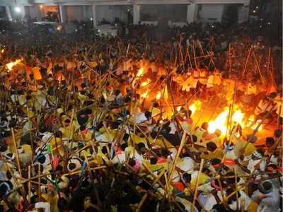 కర్నూలు: లాక్‌డౌన్ విధించినా వెనక్కి తగ్గలేదు.. కర్రల సమరంతో రక్తపాతం