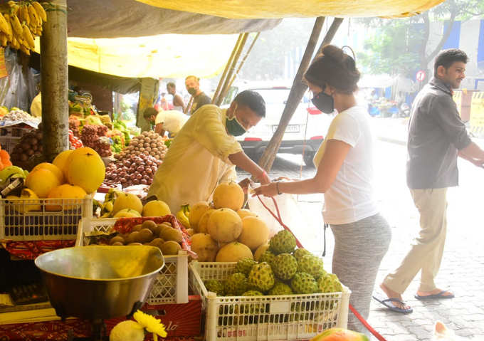 फल खरीदती दिख रही हैं मलाइका