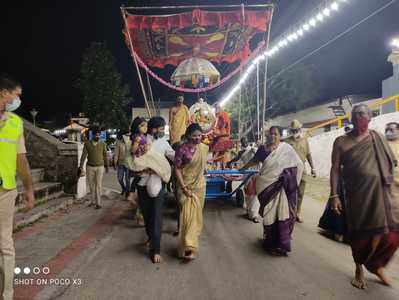 ಚಾಮುಂಡೇಶ್ವರಿ ರಥವೆಳೆದು ಹರಕೆ ತೀರಿಸಿದ ಮೈಸೂರು ಡಿಸಿ ರೋಹಿಣಿ ಸಿಂಧೂರಿ