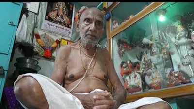 दुनिया के सबसे बुजुर्ग शख्‍स हैं काशी के शिवानंद बाबा! 124 की उम्र में घंटों योग करने का दावा