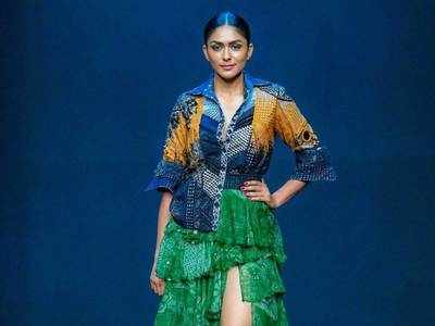 Lakme Fashion Week: मृणाल ठाकुर ने जिस ड्रेस के लिए सुने लोगों के ताने, उसकी कीमत ने उड़ा दिए होश