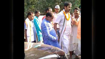 Bihar Chunav News: मतदाताओं के बीच पैसे बांटते कैमरे में कैद हुए कांग्रेस विधायक सिद्धार्थ सिंह