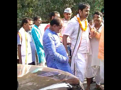Bihar Chunav News: मतदाताओं के बीच पैसे बांटते कैमरे में कैद हुए कांग्रेस विधायक सिद्धार्थ सिंह