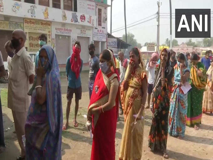 बिहार विधानसभा चुनाव में पहले चरण के लिए दोपहर 1 बजे तक 33 फीसदी मतदान हो चुका है। वोटिंग को लेकर लोगों के अंदर खासा उत्साह दिख रहा है।
