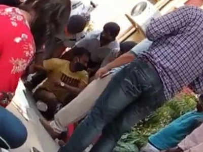वाराणसी: BHU में सुरक्षाकर्मियों की गुंडई! धरने पर बैठे स्टूडेंट्स को मारी लात, भड़के छात्र