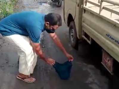 തകർന്ന റോഡിൽ അടിവസ്ത്രമുരിഞ്ഞ് പ്രതിഷേധം; ഡോക്ടര്‍ക്കെതിരെ കേസ്