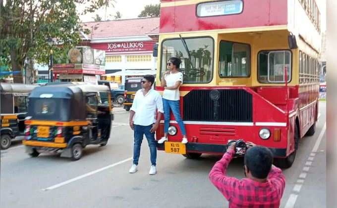 കെഎസ്ആർടിസി ഡബിൾ ഡെക്കറിൽ ഫോട്ടോഷൂട്ട്