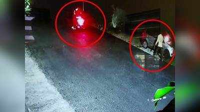CCTV: नागपुरात मध्यरात्री कार पेटवली, ८ वाहनांची केली तोडफोड
