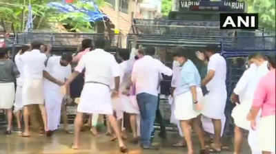 Kerala gold smuggling: सीएम के इस्तीफे की मांग, प्रदर्शन कर रहे यूथ कांग्रेस पर छोड़े गए वॉटर केनन, देखें वीडियो