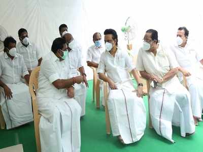 MK Stalin: ஒரே விமானத்தில் முதல்வர் பழனிசாமி, ஸ்டாலின்; என்ன பேசிக் கொண்டனர் தெரியுமா?