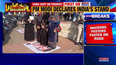 मुंबई में फ्रांस के राष्ट्रपति इम्मैन्युअल मैक्रों के खिलाफ प्रदर्शन, सड़क पर रौंदे गए पोस्टर