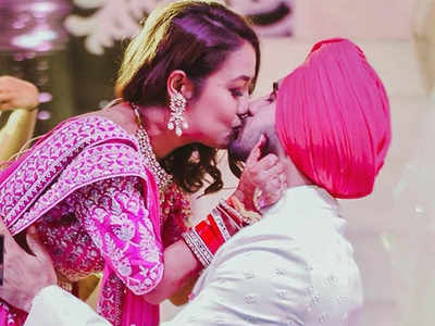 नेहा कक्कड़ की शादी की सबसे प्यारी तस्वीर, हाथों को चूमते दिखे रोहनप्रीत