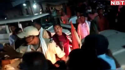 बिहार चुनाव: कांग्रेस प्रत्याशी के काफ़िले पर हमला- प्रचार के दौरान दो गुटों में दे दनादन, Video देखिए