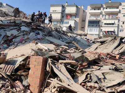 तुर्की भूकंप : पत्त्यांसारख्या कोसळल्या इमारती, शहरात समुद्राचं पाणी