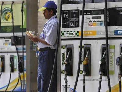 Petrol Rate Crude Oil कच्च्या तेलाचे भाव गडगडले; तरीही भारतीय स्वस्त इंधनापासून वंचित