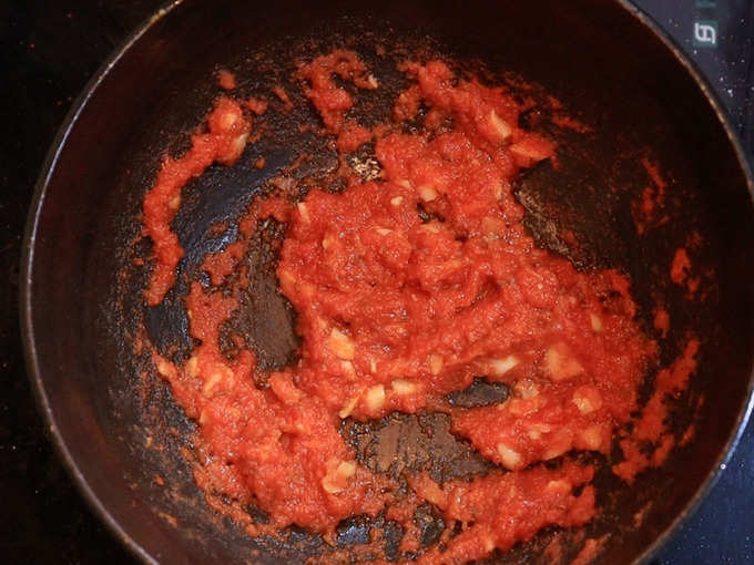 मिश्रणात टोमॅटोची पेस्ट घालून सर्व सामग्री मंद आचेवर ४ ते ५ मिनिटे परतून घ्या. पुढे, त्या मीठ, लाल तिखट घाला व ३ ते ४ मिनिटे शिजवून घ्या.