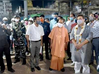 वाराणसी में योगी: पहले बैठक फिर परखी जमीनी हकीकत, बोले-बदल रही काशी की तस्वीर