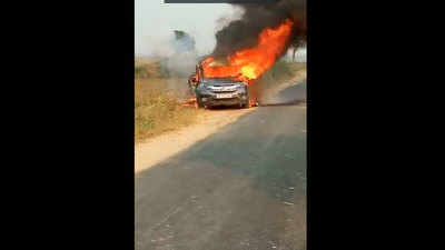 हापुड़ में बीच सड़क आग का गोला बनी लग्‍जरी कार, जिंदा जल राख हो गया अंदर बैठा शख्‍स
