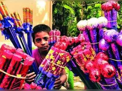 বাজি বন্ধে প্রশাসনের নজরও কোর্টের দিকে