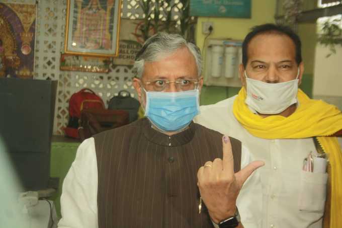 बिहार के डेप्युटी सीएम सुशील कुमार मोदी ने अपना वोट डाला। उन्होंने पटना के राजेंद्र नगर में एक बूथ पर अपने मताधिकार का इस्तेमाल किया।