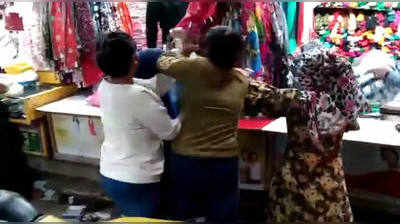 આન્ટી કહેવા પર ભડકી મહિલા, છોકરી સાથે બજારની વચ્ચે જ કરી મારામારી 
