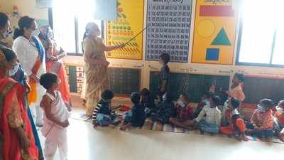 वाराणसी: आगनबाड़ी केंद्र में शिक्षक बनीं यूपी की गवर्नर आनंदीबेन पटेल, बच्चों से पूछे सवाल
