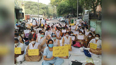 नर्सों की हड़ताल: प्रेगनेंट महिलाएं परेशान, वॉर्ड में भर्ती मरिजों को दवा खिलाने वाला भी कोई नहीं