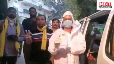 Bihar Chunav : पटना में एंबुलेंस से बूथ पर पहुंचे विधायक, PPE किट पहनकर डाला वोट... जानिए क्यों