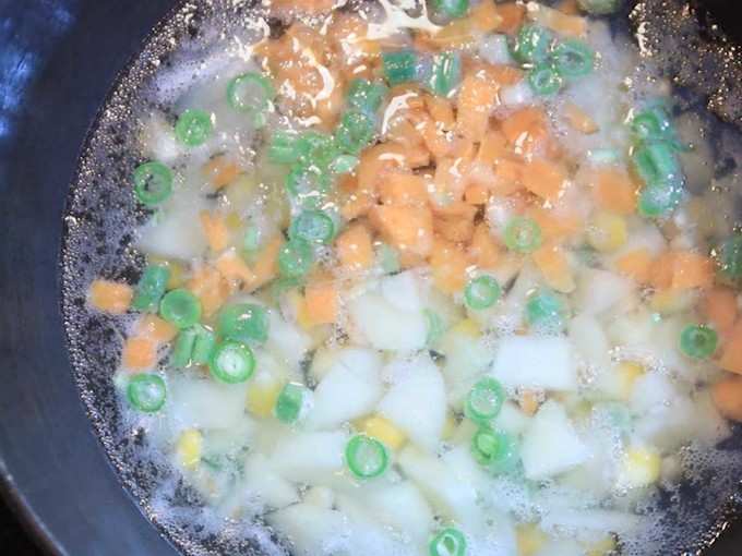 एका पॅनमध्ये भिजत घातलेल्या पाण्यासहित सर्व भाज्या घालून त्यात चिमुटभर मीठ मिक्स करा. पुढे, भाज्या मऊ होईपर्यंत ५ ते १० मिनिटे शिजवून घ्या.