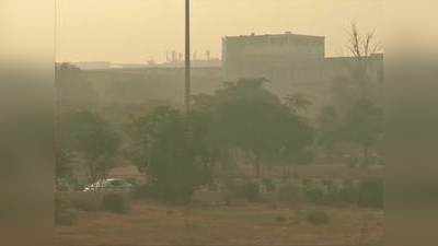 Delhi Air Pollution News: दिल्ली में स्मॉग की मोटी चादर, हवा में और भर गया जहर