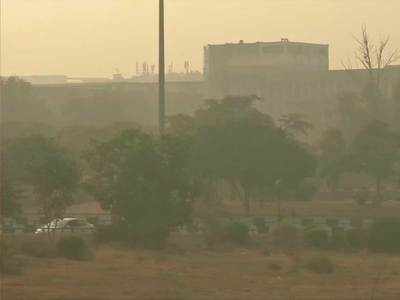 Delhi Air Pollution News: दिल्ली में स्मॉग की मोटी चादर, हवा में और भर गया जहर