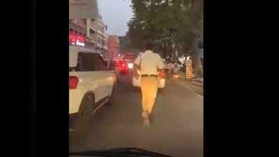 Hyderabad news: जाम में फंसी ऐंबुलेंस, रास्ता बनाने के लिए ट्रैफिक कॉन्स्टेबल ने लगाई 2 किलोमीटर की दौड़, वीडियो वायरल