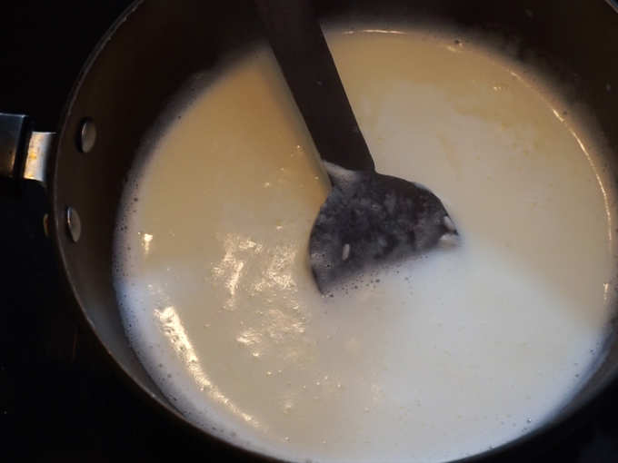 दूधात १ चमचा तांदळाचं पीठ घालून ते घट्ट होईपर्यंत जवळ जवळ ८ ते १० मिनिटे उकळवा