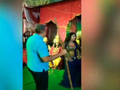 प्रतापगढ़: रामलीला के मंच पर बार बाला संग जमकर थिरके सपा नेता, वीडियो वायरल