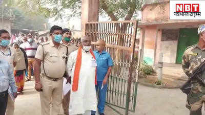 Bihar Election News : कला संस्कृति मंत्री प्रमोद कुमार ने मोतिहारी में डाला वोट