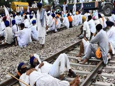 पंजाब में पटरी से हटे लेकिन स्टेशनों पर जमे हैं प्रदर्शनकारी, रेलवे ने आंशिक सेवा शुरू करने से किया इनकार