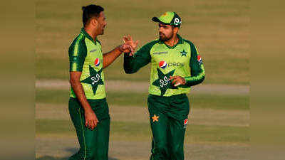 पाकिस्तानचे क्रिकेटपटू सुधारणार तरी कधी... आयसीसीचा नियम मोडत पंचांसाठी ठरला डोकेदुखी