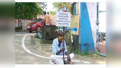 വര്‍ഷങ്ങളായി നടന്ന് വിഷമിച്ചു; നഗരസഭാ ഓഫീസിന് മുന്നില്‍ സമരവുമായി വയോധികന്‍