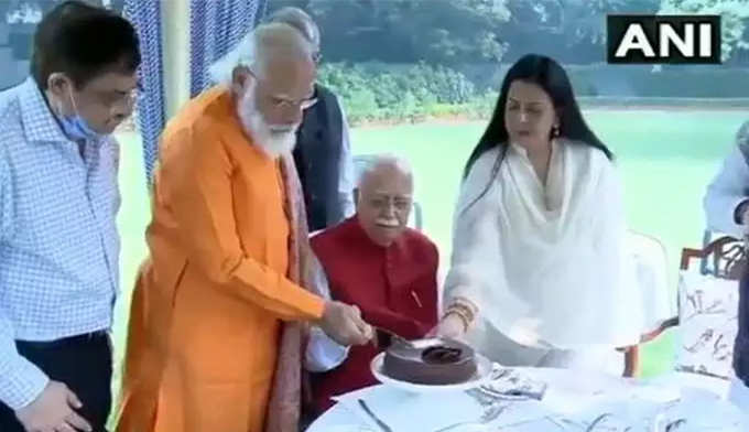 पंतप्रधान नरेंद्र मोदी यांनी चरणस्पर्श करत कापला केक