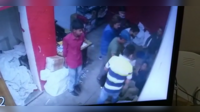 प्रयागराजः ऑनलाइन जूते मंगवाए, जोड़े की जगह निकला एक, ग्राहक ने कूरियर बॉय को पिटा, CCTV में कैद हुई वारदात
