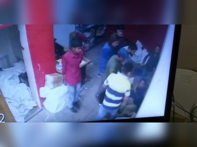 प्रयागराजः ऑनलाइन जूते मंगवाए, जोड़े की जगह निकला एक, ग्राहक ने कूरियर बॉय को पिटा, CCTV में कैद हुई वारदात