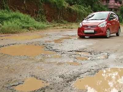 റോഡും തോടും തിരിച്ചറിയില്ല, തട്ടേക്കാട്- കുട്ടമ്പുഴ റോഡ് ശോച്യാവസ്ഥയിൽ തന്നെ; പണി പൂർത്തിയാക്കാതെ കരാറുകാരൻ മുങ്ങിയതായി പരാതി