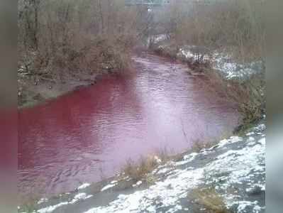રહસ્યમય રીતે લોહી જેવી લાલ થઈ ગઈ રશિયાની નદી, લોકોમાં ભય