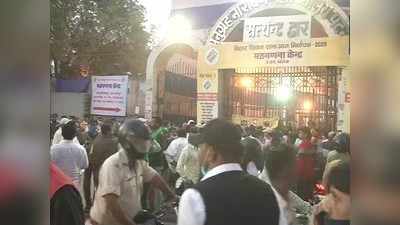 रिजल्ट से पहले नेताओं से लेकर वोटरों तक में बेचैनी, पटना में काउटिंग सेंटर के बाहर जुटने लगी भीड़