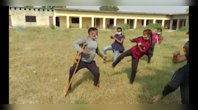 कौशांबीः एक पांव से दिव्यांग पर लड़कियों को आत्मरक्षा के लिए फ्री में सिखा रहे मार्शल आर्ट, इलाके में बने हीरो