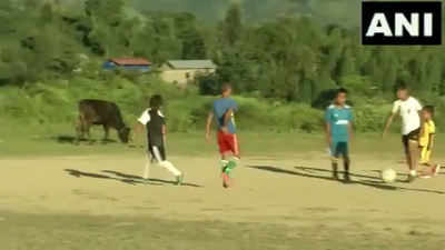 Manipur: देखें एक पांव से कैसे बेहतरीन फुटबॉल खेलता है यह नन्हा खिलाड़ी
