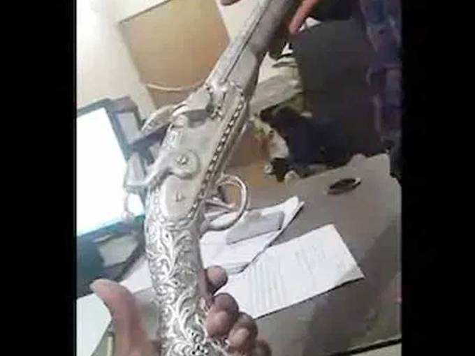 उदयनराजेंच्या पॅलेसमधून चोरीला गेलेली चांदीची बंदूक.