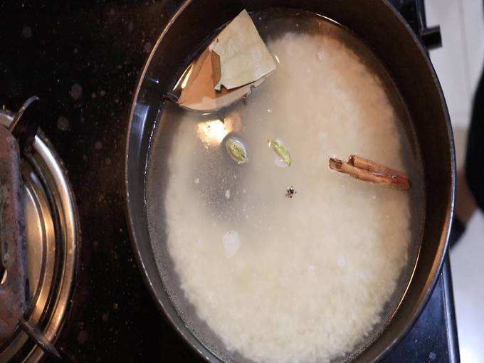 तांदूळ स्वच्छ धुवून ५ ते १० मिनिटे पाण्यात भिजत ठेवा